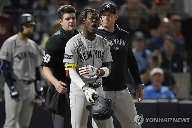 퇴장당하는 치좀(오른쪽에서 두 번째) [AP=연합뉴스]