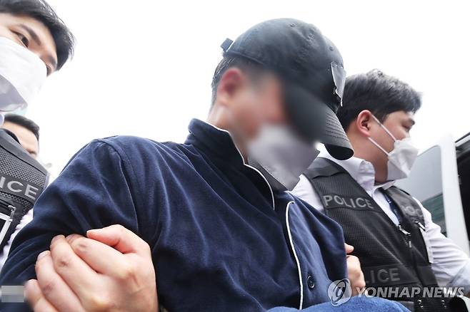 일가족 5명 살해한 50대 가장 영장심사 (용인=연합뉴스) 홍기원 기자 = 부모와 처자식 등 일가족 5명을 살해해 살인 및 존속살인 혐의로 구속영장이 청구된 50대 가장 A씨가 17일 구속 전 피의자 심문(영장실질심사)에 출석하기 위해 경기도 용인동부경찰서 유치장에서 나오고 있다. 2025.4.17 xanadu@yna.co.kr
