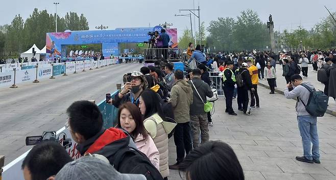 휴머노이드 마라톤 관람하는 각국 취재진 [촬영 정성조]