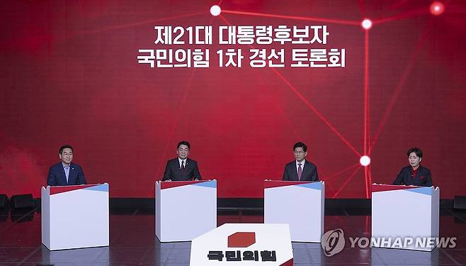 국민의힘 제21대 대선 후보자 1차 경선 토론회 (서울=연합뉴스) 황광모 기자 = 19일 서울 강서구 ASSA아트홀에서 열린 국민의힘 제21대 대통령 후보자 1차 경선 토론회에서 A조 후보들이 토론을 하고 있다.
    왼쪽부터 유정복, 안철수, 김문수, 양향자 후보. 2025.4.19 hkmpooh@yna.co.kr