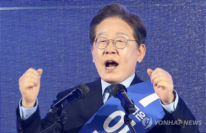 연설하는 민주당 이재명 대선 경선후보 (청주=연합뉴스) 이성민 기자 = 더불어민주당 이재명 대선 경선 후보가 19일 오후 충북 청주체육관에서 열린 '제21대 대통령선거 후보자 선출을 위한 충청권 합동연설회'에서 연설하고 있다. 2025.4.19 chase_arete@yna.co.kr