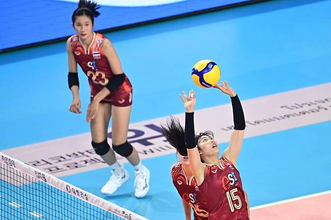 토스하는 태국 여자배구 올스타팀의 나타니차(오른쪽) [한국배구연맹 제공. 재판매 및 DB 금지]