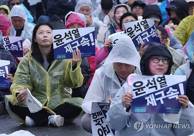 광화문 인근에서 열린 내란종식·사회대개혁 비상행동 시민행진 (서울=연합뉴스) 김성민 기자 = 내란종식·사회대개혁 비상행동이 19일 서울 종로구 광화문광장 인근에서 연 시민행진에서 참가자들이 손팻말을 들고 있다. 2025.4.19 ksm7976@yna.co.kr