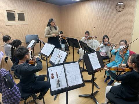 인천 서구 꿈의 오케스트라 단원들이 바이올린 연습을 하고 있다. 사진=독자제공