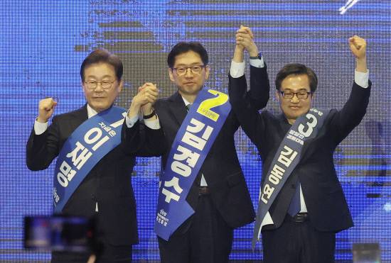 더불어민주당 대선 경선 후보들이 20일 울산전시컨벤션센터에서 열린 '제21대 대통령선거 후보자 선출을 위한 영남권 합동연설회'에서 당원들에게 인사하고 있다./연합뉴스