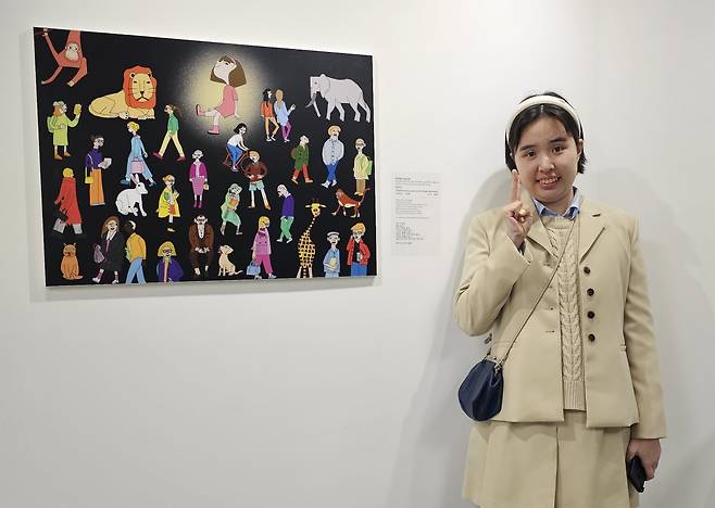 자폐 스펙트럼 장애를 지닌 제주 청년 예술가 김현정이 지난 4월 2일부터 13일까지 미국 뉴욕의 갈라 아트센터(Gala Art Center)에서 일곱 번째 개인전을 열었다. 이번 전시는 장애인의 날을 앞두고 뉴욕 갈라 아트센터의 초대전으로 마련됐다. 자신의 작품 앞에서 포즈를 취한 김현정 작가 ⓒ제주의소리