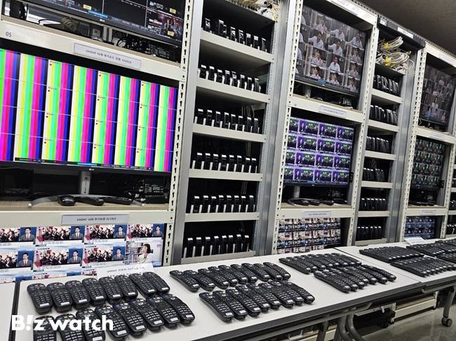 LG유플러스 대전 R&D센터 내 '단말 SW 시나리오 시험실'에서 총 10종의 셋톱박스 411대를 두고 테스트가 반복되고 있다./사진=김동훈 기자