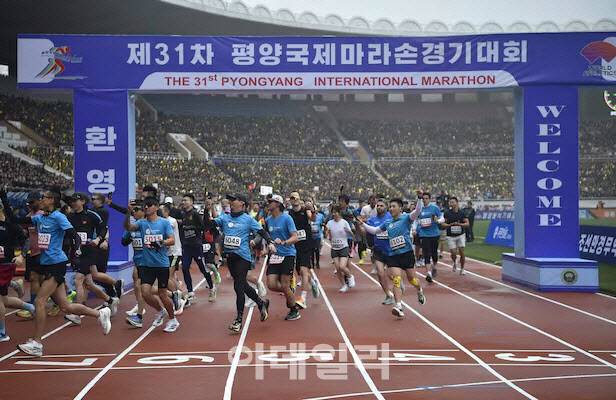 북한은 지난 6일 신종 코로나바이러스 감염증(코로나190 유행 이후 6년만에 평양국제마라톤대회를 개최했다. [AFP통신 제공]