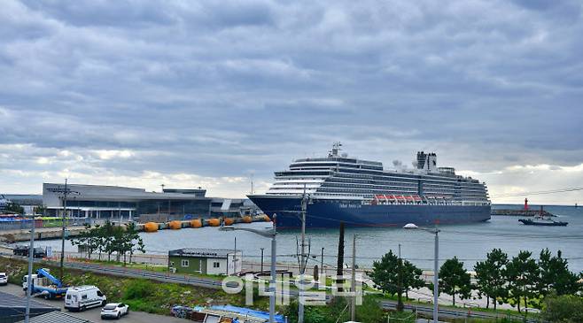 속초항에 입항한 홀랜드 아메리카 라인 소속 노르담호 (사진=속초시)