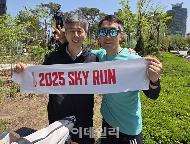 2025 ‘스카이런’ 대회에는 남녀노소 다양한 사람들이 참가했다. 오른쪽 대회에 참가한 이강현(53)씨가 직장 동료와 함께 환하게 웃고 있다. (사진=한전진 기자)
