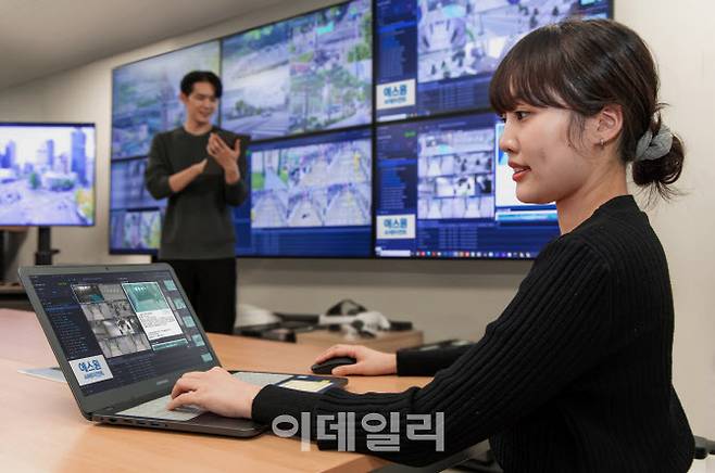 에스원 연구개발(R&D)센터 연구원이 인공지능(AI) 에이전트를 시연하고 있다. (사진= 에스원)