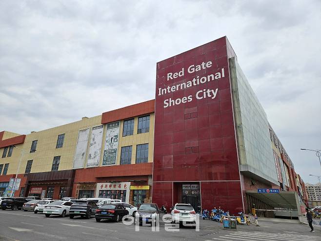 중국 톈진에 위치한 완룽다후통 물류시장 전경, 벽면에 ‘국제’(International)란 말이 적혀있지만 대미 무역이 급감한 상태다. (사진=이데일리 이명철 특파원)