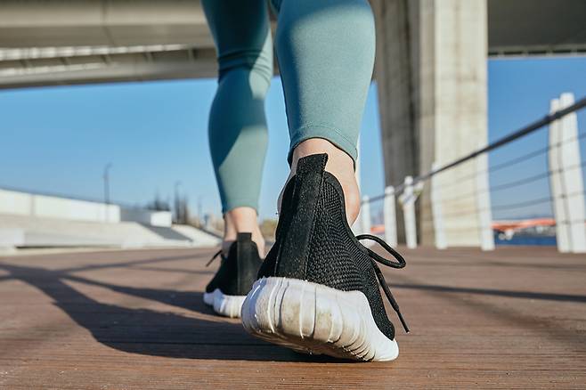 걷기를 확장하면 근육 만드는 데 도움이 될 수 있다. 여의치 않으면 헬스클럽에서 아령이나 역도를 하지 않아도 된다. 천천히 걷기와 빨리 걷기를 무리하지 않게 되풀이하거나 걷기에 짧은 조깅을 추가하거나 계단오르기를 하면 근육 형성에 좋다. 특히 나이든 사람에게 도움이 된다. [사진=게티이미지뱅크]