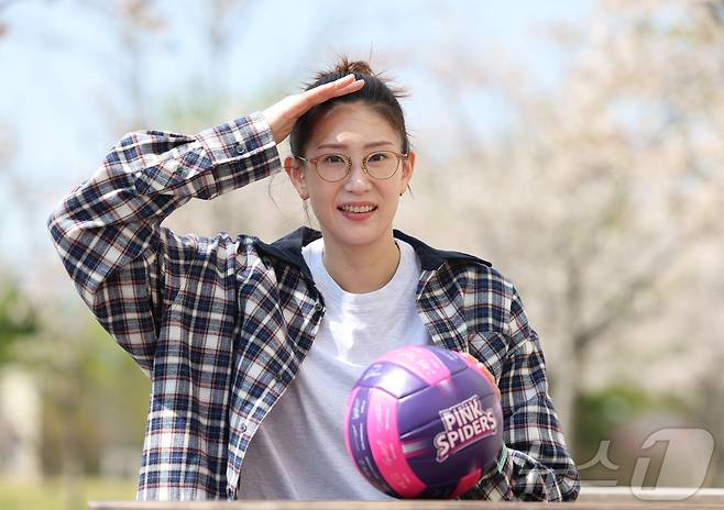 흥국생명 김수지가 15일 경기 화성시의 한 카페에서 열린 뉴스1과의 인터뷰에 앞서 포즈를 취하고 있다. 2025.4.15/뉴스1 ⓒ News1 김영운 기자