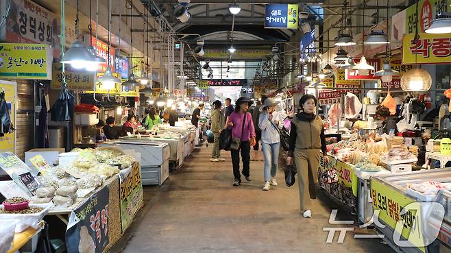 18일 오후 광주 서구 양동시장에서 상인들이 분주하게 일하고 있다. 2025.4.18/뉴스1 ⓒ News1 이수민 기자