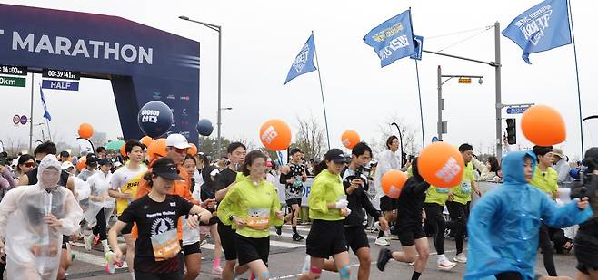 하이트진로가 19일 ‘2025 MBN 선셋마라톤 in 영종’에 테라라이트 협찬 브랜드로 참여한 가운데, 참가자들이 출발선에서 레이스를 시작했다.(하이트진로 제공)