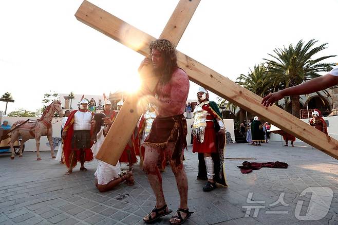 18일(현지시간) 멕시코 할리스코 주 틀라케파케에서 성금요일 십자가 고난의 길 재연행사가 열리고 있다. ⓒ AFP=뉴스1