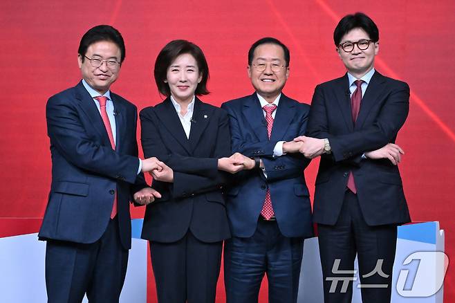 이철우(왼쪽부터), 나경원, 홍준표, 한동훈 국민의힘 대선 경선 후보들이 20일 오후 서울 강서구 ASSA아트홀에서 열린 제21대 대통령 후보자 1차 경선 B조 토론회에서 기념촬영을 하고 있다. 2025.4.20/뉴스1 ⓒ News1 국회사진취재단