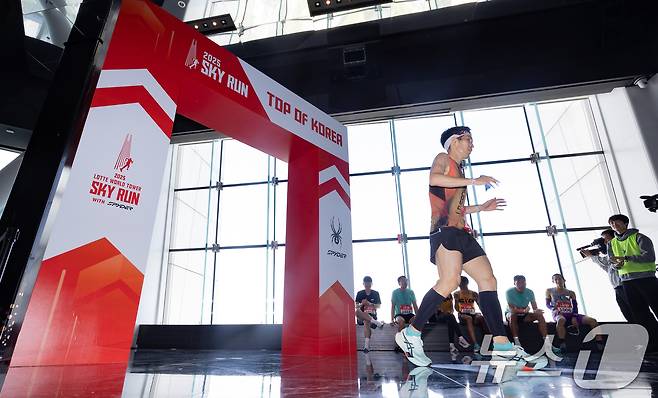 20일 오전 서울 송파구 롯데월드타워에서 열린 '2025 롯데월드타워 스카이런 with SPYDER'에서 참가자가 결승선을 통과하고 있다. (공동취재) 2025.4.20/뉴스1 ⓒ News1 신웅수 기자