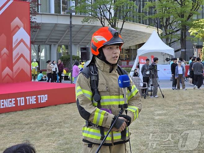 20일 롯데월드타워에서 수직 마라톤 대회 '2025 스카이런 위드 스파이더' 행사가 진행됐다. 은평소방서 소속 이한희 소방사가 행사 전 소감을 전하고 있다. ⓒ News1 이형진 기자