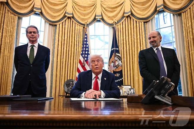 도널드 트럼프 미국 대통령과 스콧 베센트 재무장관(왼쪽), 하워드 러트닉 상무장관 ⓒ AFP=뉴스1