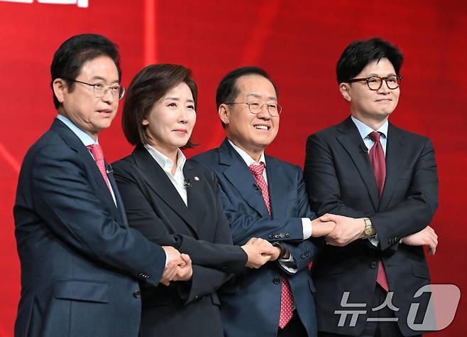 이철우(왼쪽부터), 나경원, 홍준표, 한동훈 국민의힘 대선 경선 후보들이 20일 오후 서울 강서구 ASSA아트홀에서 열린 제21대 대통령 후보자 1차 경선 B조 토론회에서 기념촬영을 하고 있다. 2025.4.20/뉴스1 ⓒ News1 국회사진취재단