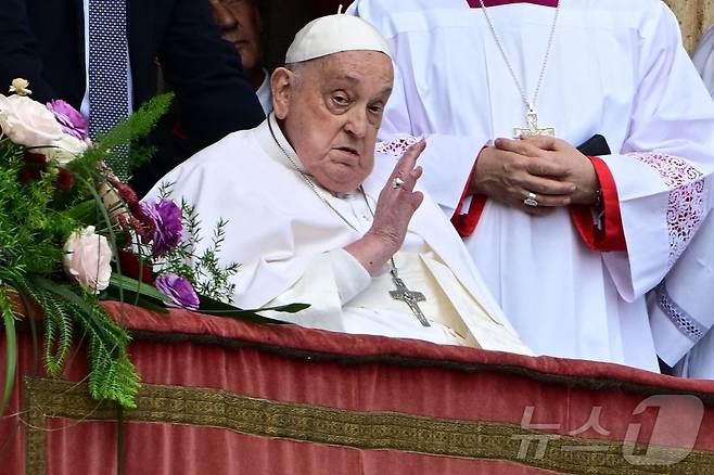 프란치스코 교황이 20일(현지시간) 부활절 미사 말미에 참석해 가자지구와 반유대주의를 우려했다. 2025.4.20. ⓒ AFP=뉴스1