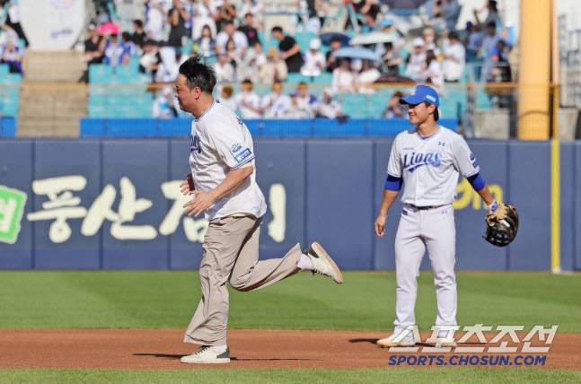 지난해 아들과 함께 시구 후 '채럼버스'를 재연한 채태인. 사진제공=삼성 라이온즈