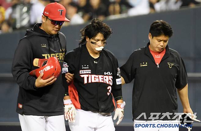 18일 잠실구장에서 열린 두산 베어스와 KIA 타이거즈의 경기. 6회초 무사 1루 KIA 김선빈이 기습 번트 후 1루로 향하는 과정에서 두산 박계범과 충돌한 뒤 교체되고 있다. 잠실=박재만 기자 pjm@sportschosun.com/2025.04.18/