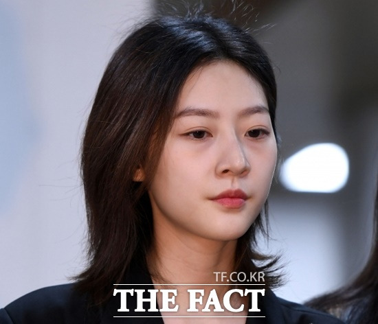김새론은 그간 행적을 보면 사망 직전까지 악플 공격에 의한 좌절감, 우울감, 불안감은 상당했다. 특히 의지할 곳 없는 그가 이성간 짧은 만남과 헤어짐을 반복하며 현실 도피의 출구로 삼았던 것은 가족간 단절이라는 상실감도 한켠에 자리했으리란 분석도 나온다. /더팩트 DB