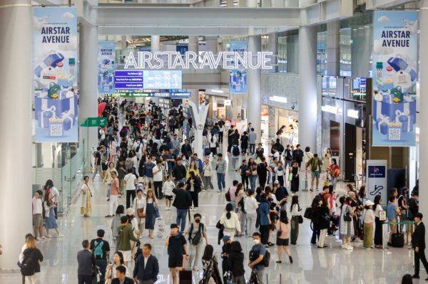 추석 연휴를 앞둔 27일 인천국제공항 제1여객터미널 면세구역이 여행객들로 붐비고 있다. 사진=강진형 기자aymsdream@