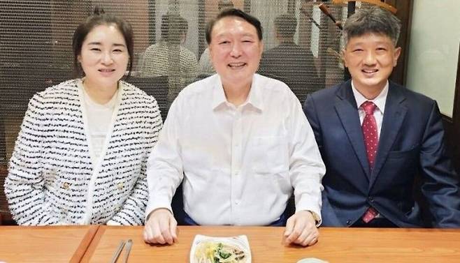 윤석열 전 대통령이 탄핵심판을 변호했던 김계리 변호사, 배의철 변호사와 만났다. 김계리 변호사 페이스북