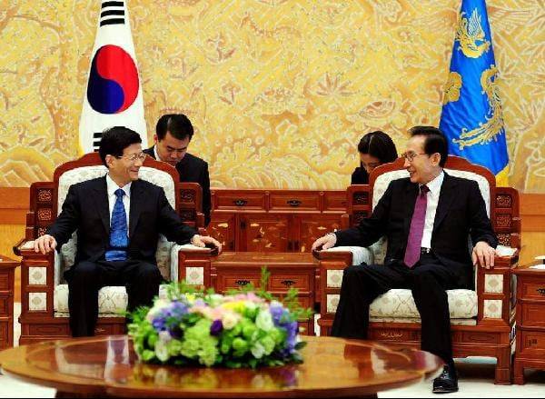 이명박 대통령이 2012년 7월 13일 청와대를 예방한 멍젠주(孟建柱) 중국 공안부장과 환담하고 있다. 정부 고위 관계자들은 당시 중국 공안의 김영환씨 고문 사실을 인지하고 있었으나 이에 항의하지 않고 그의 석방만 요청, 논란이 일었다./청와대