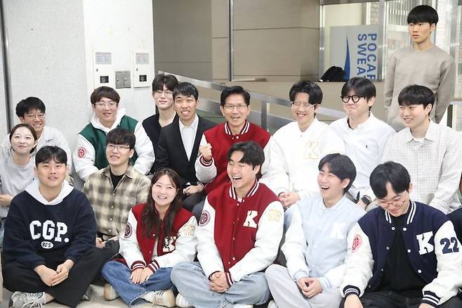 김문수 국민의힘 대선 경선 후보가 20일 오전 대구 북구 산격동에 위치한 경북대 사회과학대학에서 경북대 학생들과 기념 사진을 촬영하고 있다. ⓒ김문수 캠프