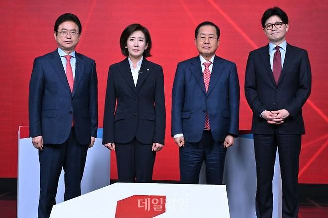 20일 서울 강서구 ASSA아트홀에서 열린 '21대 대통령 후보자 경선 B조 토론회'에 참석한 후보들이 기념촬영을 하고 있다. 왼쪽부터 이철우·나경원·홍준표·한동훈 후보 ⓒ국회사진취재단