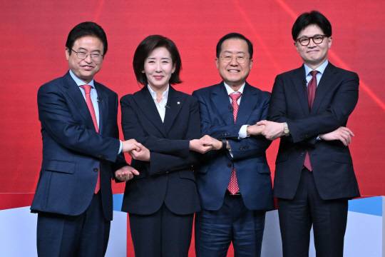 이철우(왼쪽부터)·나경원·홍준표·한동훈 후보가 20일 서울 강서구 ASSA아트홀에서 열린 국민의힘 제21대 대통령 후보자 1차 경선 조별 토론회에서 기념 촬영을 하고 있다. [국회사진기자단]