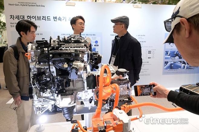 현대차그룹 차세대 하이브리드 시스템 테크 데이가 서울 중구 크레스트72에서 열렸다. 현대차 차세대 하이브리드 시스템 변속기를 살펴보는 모습. 김민수기자 mskim@etnews.com