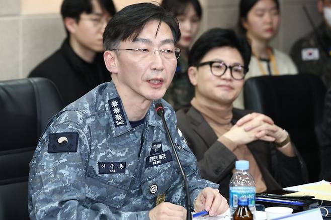 이국종 국군대전병원장이 지난해 2월 대전시 유성구 국군대전병원 대회의실에서 열린 간담회에서 발언하고 있다. 뉴시스