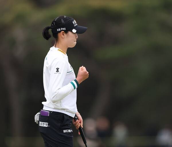 2025년 한국여자프로골프(KLPGA) 투어 넥센·세인트나인 마스터즈 대회 우승을 차지한 장타자 방신실 프로가 18번홀 버디를 잡으며 우승을 기대하는 모습이다. 사진제공=KLPGA