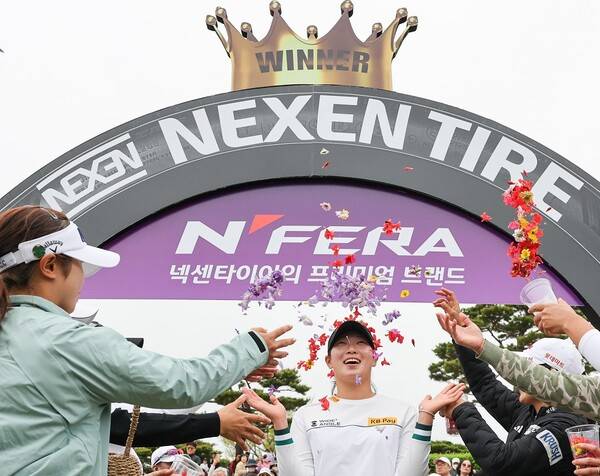 2025년 한국여자프로골프(KLPGA) 투어 넥센·세인트나인 마스터즈 대회 우승을 차지한 장타자 방신실 프로가 우승 축하는 받는 모습이다. 사진제공=KLPGA