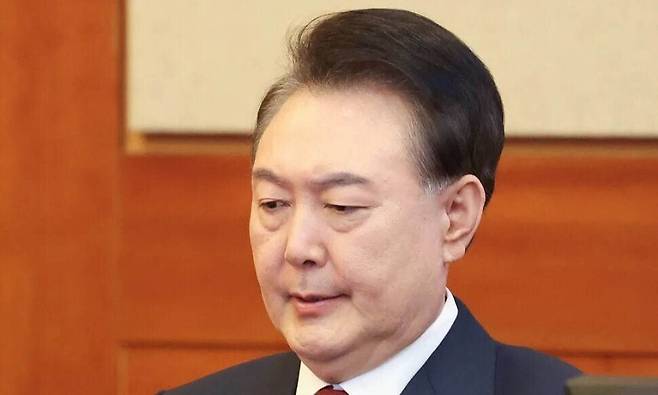 윤석열 전 대통령이 지난 2월13일 서울 종로구 헌법재판소 대심판정에서 열린 윤석열 대통령 탄핵심판 8차 변론에 출석해 있다. 사진공동취재단