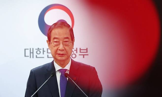 한덕수 대통령 권한대행 국무총리가 2024년 12월26일 서울 종로구 정부서울청사 브리핑룸에서 대국민 담화를 하고 있다. 연합뉴스