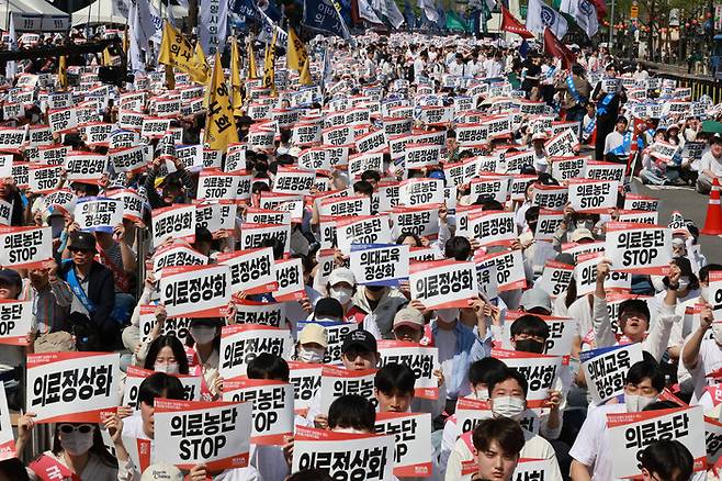20일 오후 서울 중구 세종대로 일대에서 대한의사협회 주최로 열린 ‘의료정상화를 위한 전국의사궐기대회’에 참석한 사직 전공의, 의대생, 의사 등이 구호를 외치고 있다. 김혜윤 기자 unique@hani.co.kr