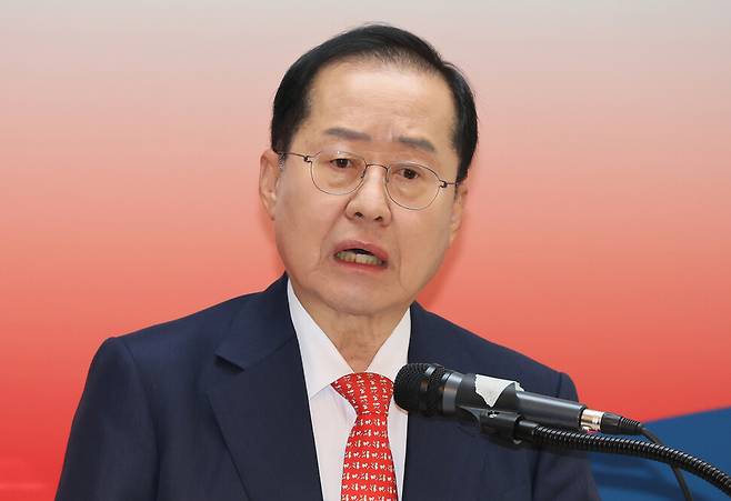 홍준표 국민의힘 대선 경선 후보가 2025년 4월16일 서울 여의도 선거사무소에서 경제·노동·과학기술 분야 정책을 발표하고 있다. 홍 후보는 앞서 3월14일 기자들과 만난 자리에서 “명태균 범죄에 연루됐다면 정계 은퇴하겠다”고 말했다. 연합뉴스