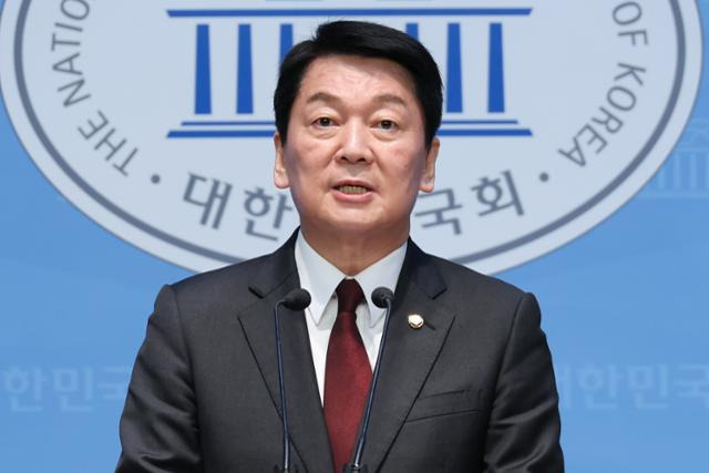 국민의힘 대선 경선 후보인 안철수 의원이 20일 오전 서울 여의도 국회 소통관에서 현안 관련 기자회견을 하고 있다. 뉴스1