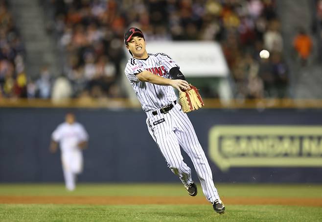 <yonhap photo-5335="">(서울=연합뉴스) 윤동진 기자 = 25일 잠실야구장에서 열린 2025 KBO리그 한화 이글스 대 LG 트윈스 경기. 8회 초 1사 때 LG 구본혁이 호수비를 하고 있다. 2025.3.25 mon@yna.co.kr/2025-03-25 20:24:58/ <저작권자 ⓒ 1980-2025 ㈜연합뉴스. 무단 전재 재배포 금지, AI 학습 및 활용 금지></yonhap>