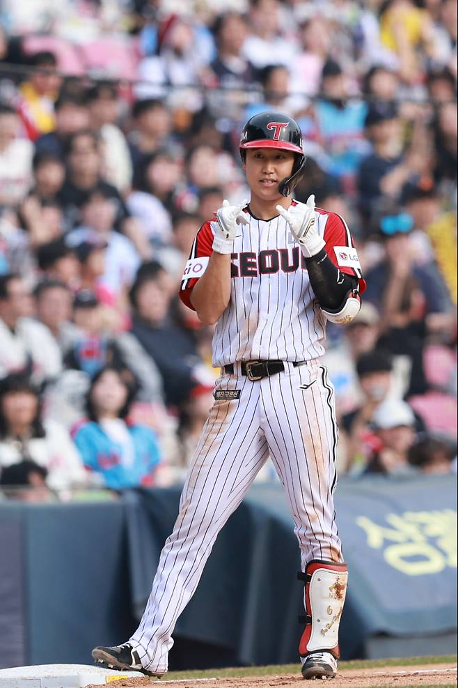 <yonhap photo-6100="">(서울=연합뉴스) 신현우 기자 = 23일 서울 잠실야구장에서 열린 프로야구 2025 신한 SOL 뱅크 KBO리그 롯데 자이언츠와 LG 트윈스의 경기. 8회말 2사 1,2루 LG 구본혁이 2타점 적시 3루타를 친 뒤 세리머니하고 있다. 2025.3.23 nowwego@yna.co.kr/2025-03-23 16:46:31/ <저작권자 ⓒ 1980-2025 ㈜연합뉴스. 무단 전재 재배포 금지, AI 학습 및 활용 금지></yonhap>
