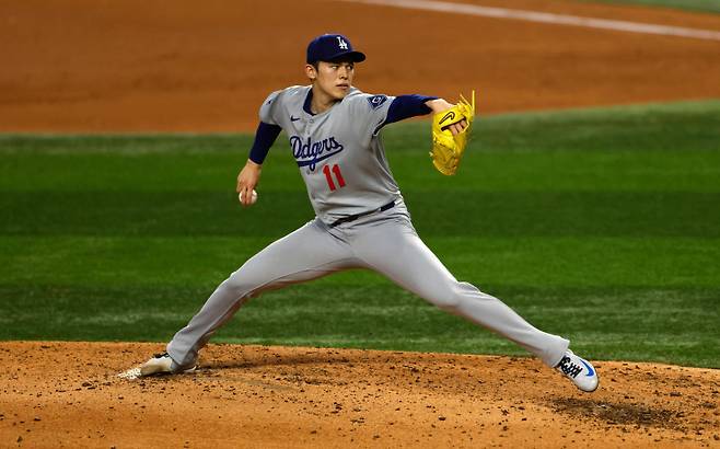 <yonhap photo-1214="">20일(한국시간) 텍사스 원정에서 투구하는 사사키 로키. [AFP=연합뉴스]</yonhap>