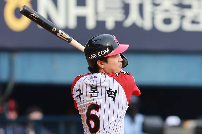 <yonhap photo-6095="">(서울=연합뉴스) 신현우 기자 = 23일 서울 잠실야구장에서 열린 프로야구 2025 신한 SOL 뱅크 KBO리그 롯데 자이언츠와 LG 트윈스의 경기. 8회말 2사 1,2루 LG 구본혁이 2타점 적시 3루타를 치고 있다. 2025.3.23 nowwego@yna.co.kr/2025-03-23 16:45:16/ <저작권자 ⓒ 1980-2025 ㈜연합뉴스. 무단 전재 재배포 금지, AI 학습 및 활용 금지></yonhap>