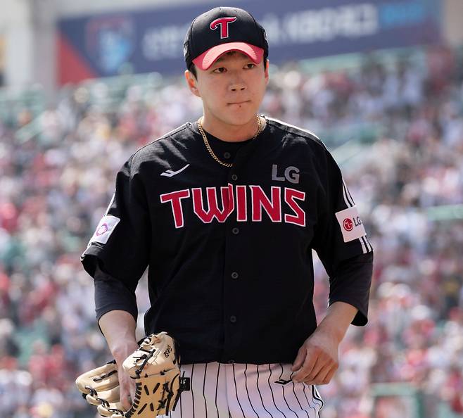 LG 김주온이 프로 첫 선발 등판한 20일 인천 SSG 랜더스전 1회 말 도중 교체돼 마운드를 내려오고 있다. LG 제공